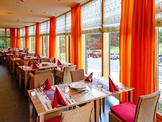 Rollstuhl-Urlaub: Restaurant mit Panoramablick auf den Kurpark - Nashira Kurpark Hotel****