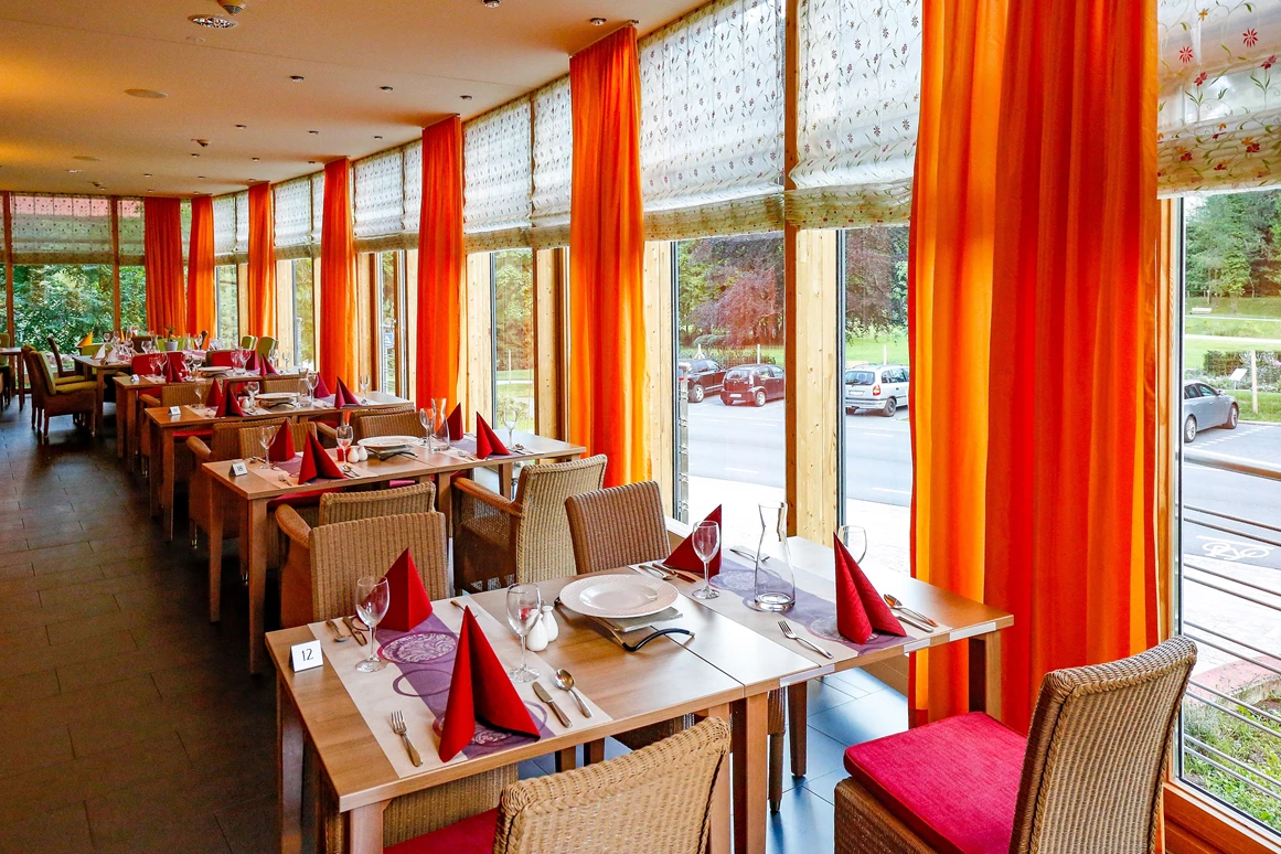 Rollstuhl-Urlaub: Restaurant mit Panoramablick auf den Kurpark - Nashira Kurpark Hotel****