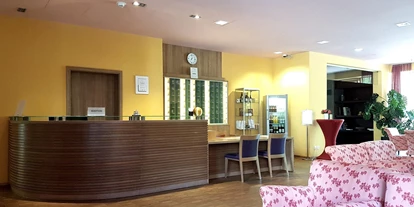 Rollstuhlgerechte Unterkunft - Pflegebett - Rezeption in der Lobby - Nashira Kurpark Hotel****