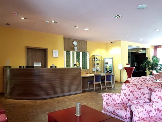Rollstuhl-Urlaub: Rezeption in der Lobby - Nashira Kurpark Hotel****