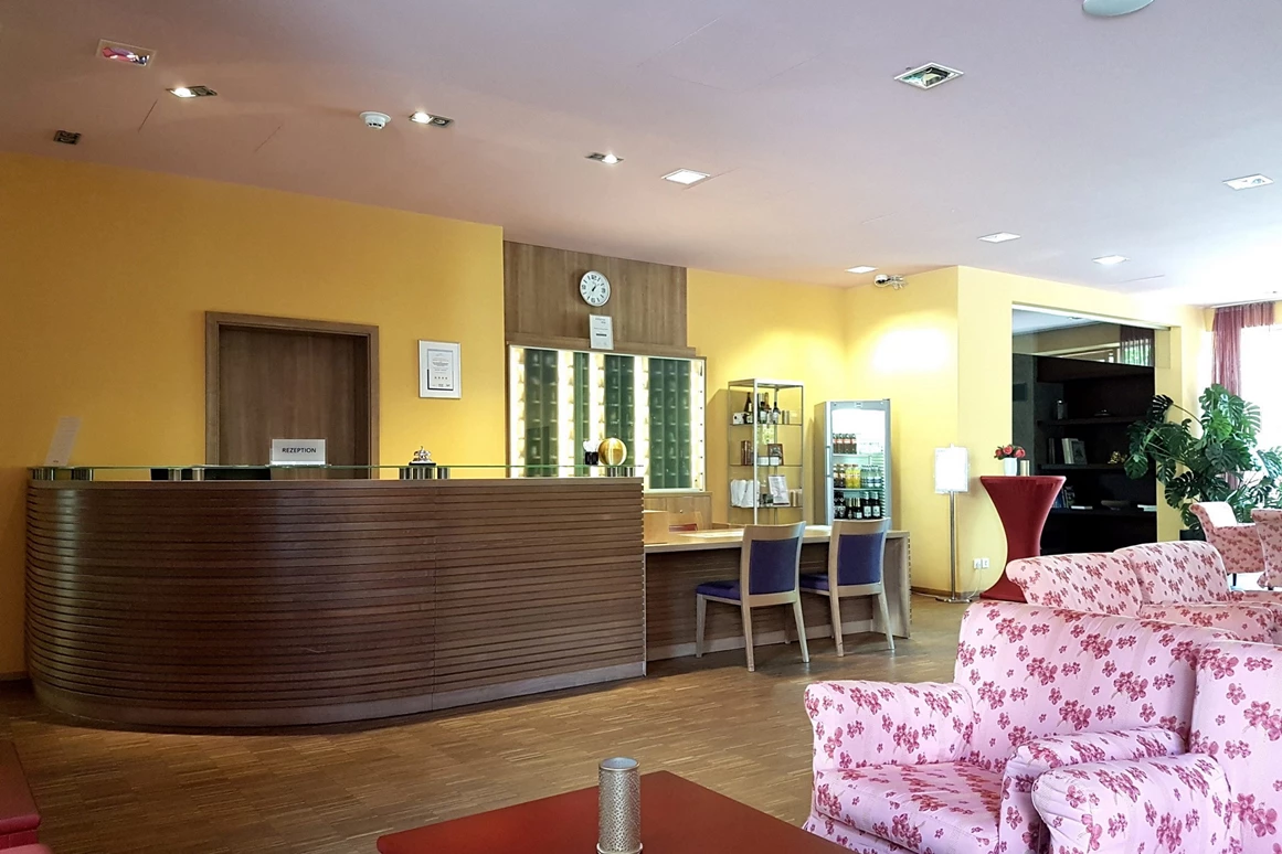 Rollstuhl-Urlaub: Rezeption in der Lobby - Nashira Kurpark Hotel****
