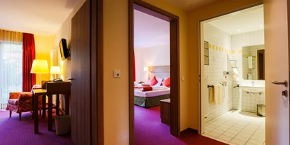 Rollstuhlgerechte Unterkunft - Pflegebett - Rollstuhlgerechtes Zimmer mit unterfahrbarem Waschbecken. 55 der 110 Zimmer sind für Rollstuhlfahrer geeignet. - Nashira Kurpark Hotel****