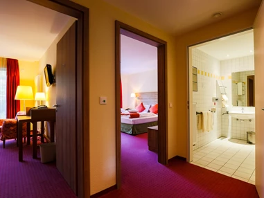 Rollstuhl-Urlaub: Rollstuhlgerechtes Zimmer mit unterfahrbarem Waschbecken. 55 der 110 Zimmer sind für Rollstuhlfahrer geeignet. - Nashira Kurpark Hotel****