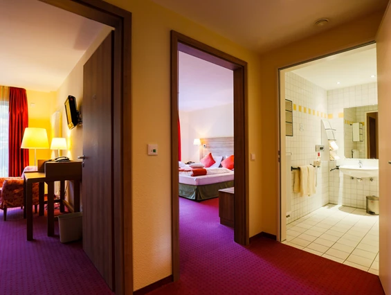 Rollstuhl-Urlaub: Rollstuhlgerechtes Zimmer mit unterfahrbarem Waschbecken. 55 der 110 Zimmer sind für Rollstuhlfahrer geeignet. - Nashira Kurpark Hotel****