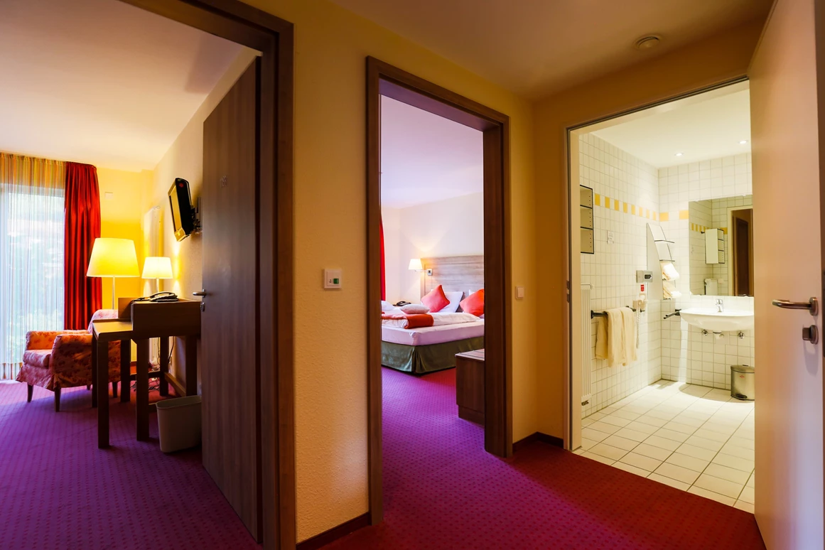 Rollstuhl-Urlaub: Rollstuhlgerechtes Zimmer mit unterfahrbarem Waschbecken. 55 der 110 Zimmer sind für Rollstuhlfahrer geeignet. - Nashira Kurpark Hotel****