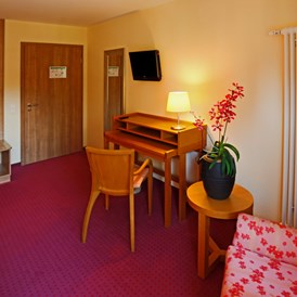 Rollstuhl-Urlaub: Zimmer des behindertengerechten Hotels in Bad Herrenalb - Nashira Kurpark Hotel****