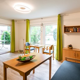 Rollstuhl-Urlaub: Beispiel Wohnzimmer 1 - IDA Integrationsdorf Arendsee