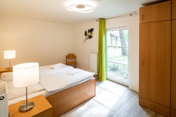 Rollstuhl-Urlaub: Beispiel Schlafzimmer 1 - IDA Integrationsdorf Arendsee