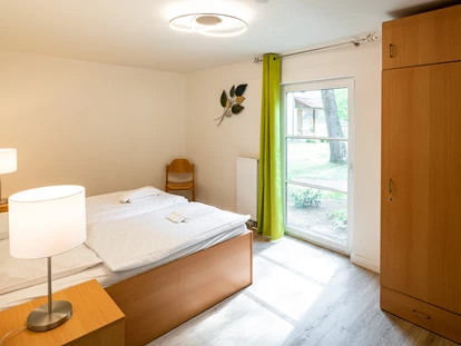 Rollstuhlgerechte Unterkunft - Unterkunftsart: Ferienhaus - Beispiel Schlafzimmer 1 - IDA Integrationsdorf Arendsee