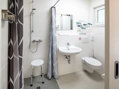 Rollstuhlgerechte Unterkunft - Unterkunftsart: Ferienhaus - Dusche/WC  - IDA Integrationsdorf Arendsee