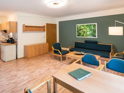 Rollstuhlgerechte Unterkunft - Unterkunftsart: Ferienhaus - Beispiel Wohnzimmer 2 - IDA Integrationsdorf Arendsee