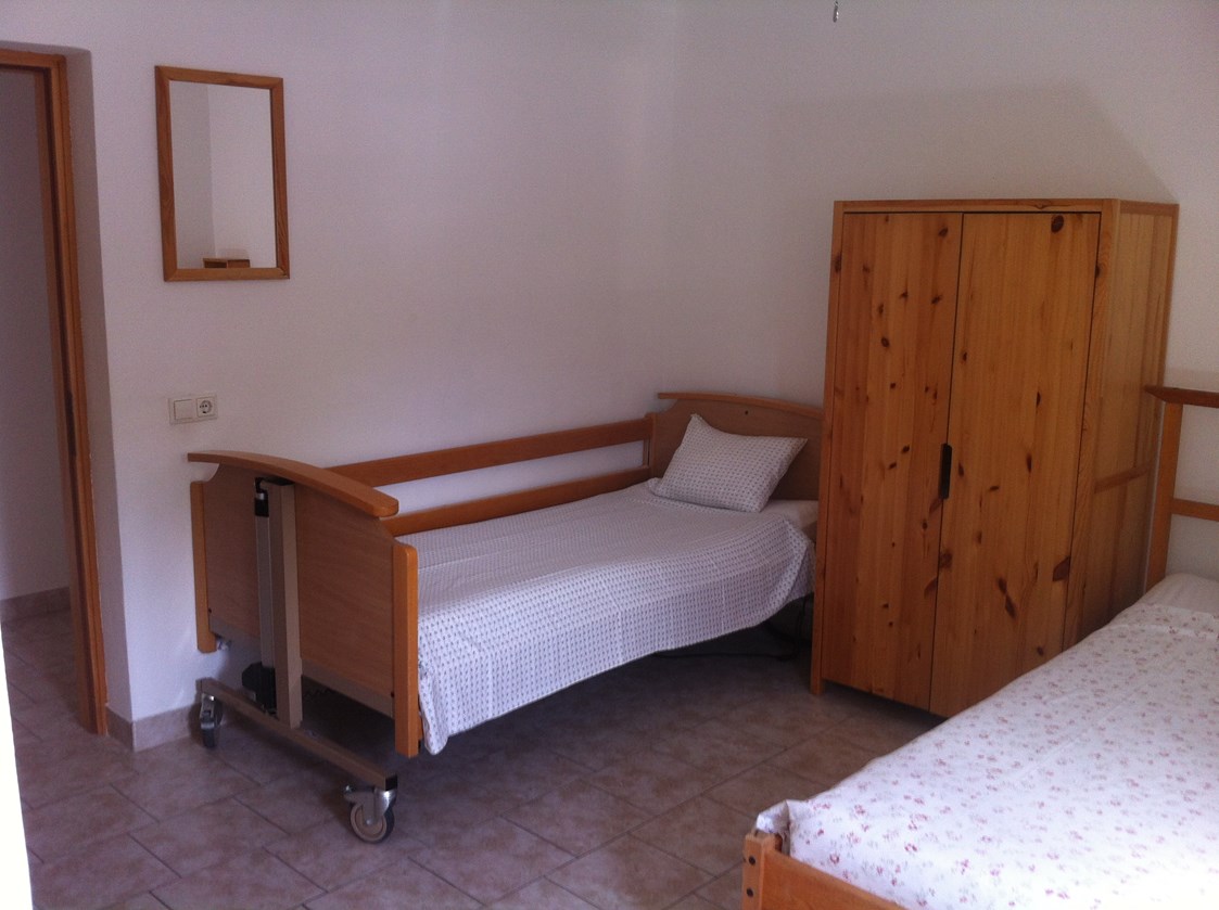 Rollstuhl-Urlaub: Einer der 8 Pflegebetten im Haus - DeltaS Appartmani - Rollstuhl und Behindertengerechte Apartments Rab - Kroatien