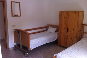 Rollstuhl-Urlaub: Einer der 8 Pflegebetten im Haus - DeltaS Appartmani - Rollstuhl und Behindertengerechte Apartments Rab - Kroatien