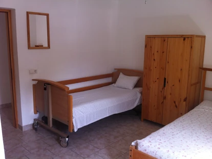 Rollstuhlgerechte Unterkunft - Unterkunftsart: Ferienhaus - Einer der 8 Pflegebetten im Haus - DeltaS Appartmani - Rollstuhl und Behindertengerechte Apartments Rab - Kroatien