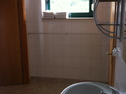 Rollstuhlgerechte Unterkunft - Unterkunftsart: Ferienhaus - Badezimmer Studio-Apartment nr4 - DeltaS Appartmani - Rollstuhl und Behindertengerechte Apartments Rab - Kroatien