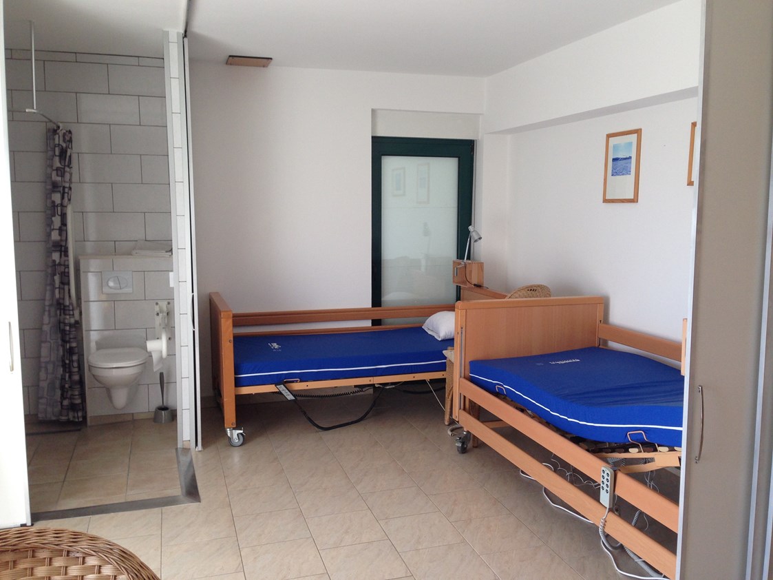 Rollstuhl-Urlaub: Schlaffzimmer Apartment nr8 - DeltaS Appartmani - Rollstuhl und Behindertengerechte Apartments Rab - Kroatien
