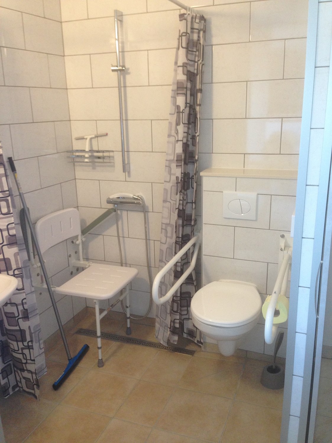 Rollstuhl-Urlaub: Badezimmer Apartment nr8 - DeltaS Appartmani - Rollstuhl und Behindertengerechte Apartments Rab - Kroatien