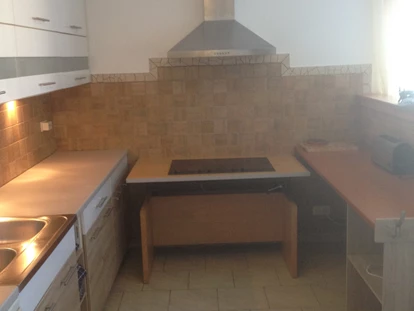 Rollstuhlgerechte Unterkunft - Unterkunftsart: Ferienhaus - Küche mit unterfahrbare Kochplatte von Apartment nr8 - DeltaS Appartmani - Rollstuhl und Behindertengerechte Apartments Rab - Kroatien