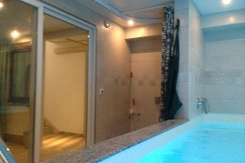 Rollstuhl-Urlaub: Von der Dusche kann man bis im Pool mit Hilfe vom Deckelifter
 - DeltaS Appartmani - Rollstuhl und Behindertengerechte Apartments Rab - Kroatien