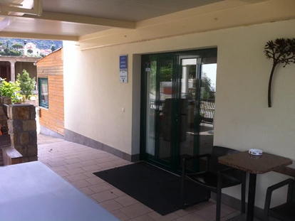 Rollstuhlgerechte Unterkunft - Unterkunftsart: Ferienhaus - Eingangstür - DeltaS Appartmani - Rollstuhl und Behindertengerechte Apartments Rab - Kroatien