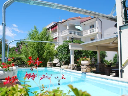 Rollstuhlgerechte Unterkunft - Unterkunftsart: Ferienhaus - Aussenpool mit Deckenlifter - DeltaS Appartmani - Rollstuhl und Behindertengerechte Apartments Rab - Kroatien
