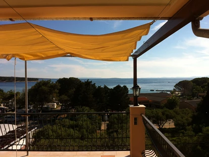 Rollstuhlgerechte Unterkunft - Unterkunftsart: Ferienhaus - Aussicht von Balkon/Terrasse - DeltaS Appartmani - Rollstuhl und Behindertengerechte Apartments Rab - Kroatien