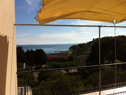 Rollstuhlgerechte Unterkunft - Unterkunftsart: Ferienhaus - Aussicht von Balkon/Terrasse - DeltaS Appartmani - Rollstuhl und Behindertengerechte Apartments Rab - Kroatien