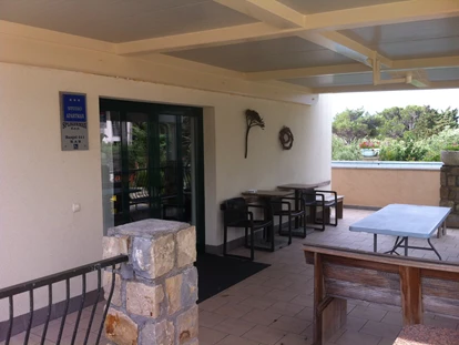 Rollstuhlgerechte Unterkunft - Unterkunftsart: Ferienhaus - Terrasse bei der Eingangstür - DeltaS Appartmani - Rollstuhl und Behindertengerechte Apartments Rab - Kroatien