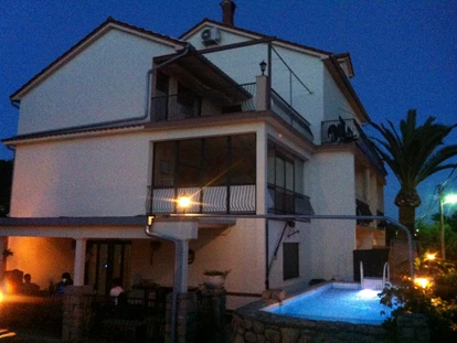 Rollstuhlgerechte Unterkunft - Unterkunftsart: Ferienhaus - DeltaS Appartmani im Abendlicht - DeltaS Appartmani - Rollstuhl und Behindertengerechte Apartments Rab - Kroatien