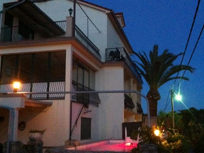 Rollstuhlgerechte Unterkunft - Unterkunftsart: Ferienhaus - DeltaS Appartmani im Abendlicht - DeltaS Appartmani - Rollstuhl und Behindertengerechte Apartments Rab - Kroatien