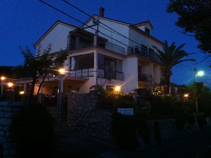Rollstuhlgerechte Unterkunft - Unterkunftsart: Ferienhaus - DeltaS Appartmani im Abendlicht - DeltaS Appartmani - Rollstuhl und Behindertengerechte Apartments Rab - Kroatien
