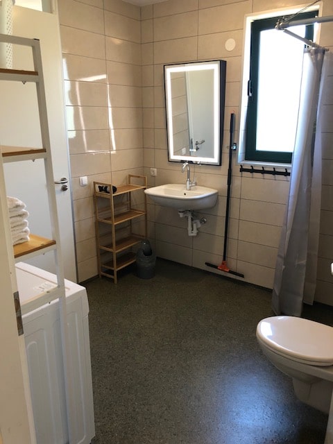 Rollstuhl-Urlaub: Badezimmer 260x260cm mit Wasmachine und Deckelifter - DeltaS 2 - DeltaS Appartmani - Rollstuhl und Behindertengerechte Apartments Rab - Kroatien