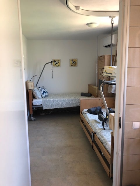 Rollstuhl-Urlaub: Schlaffzimmer 2 mit Pflegebett - DeltaS 2 - DeltaS Appartmani - Rollstuhl und Behindertengerechte Apartments Rab - Kroatien