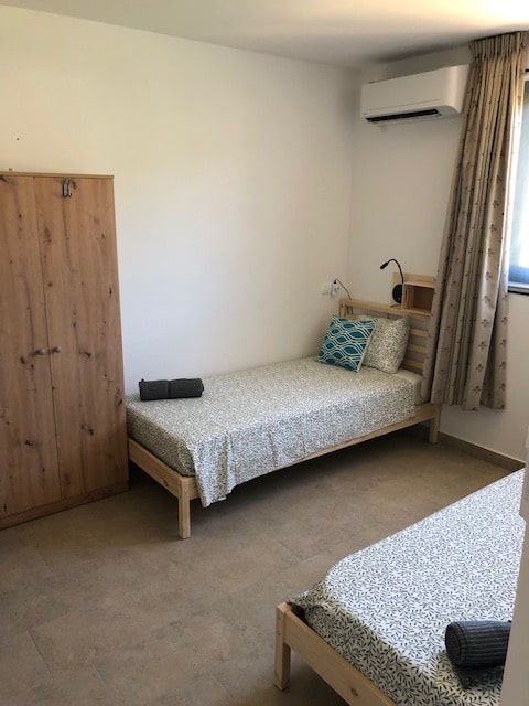Rollstuhl-Urlaub: Schalffzimmer 3 mit 2 Einzellbetten, je 90x200cm - DeltaS 2 - DeltaS Appartmani - Rollstuhl und Behindertengerechte Apartments Rab - Kroatien