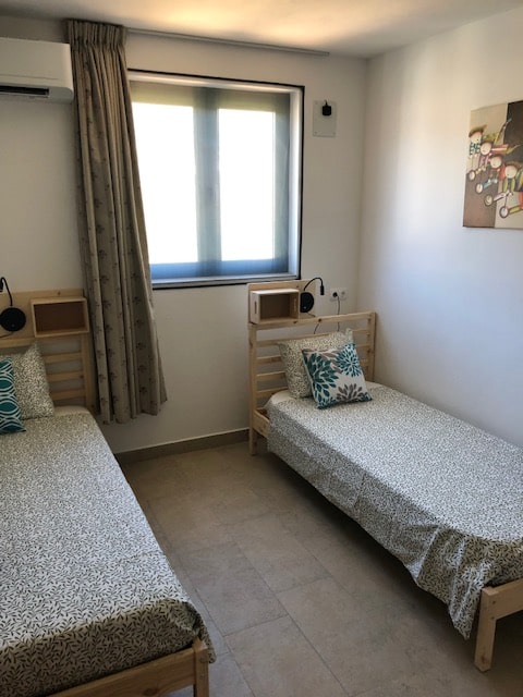 Rollstuhl-Urlaub: Schalffzimmer 3 mit 2 Einzellbetten, je 90x200cm. Die Betten können auch neben einander geschoben werden als Doppelbett - DeltaS 2 - DeltaS Appartmani - Rollstuhl und Behindertengerechte Apartments Rab - Kroatien