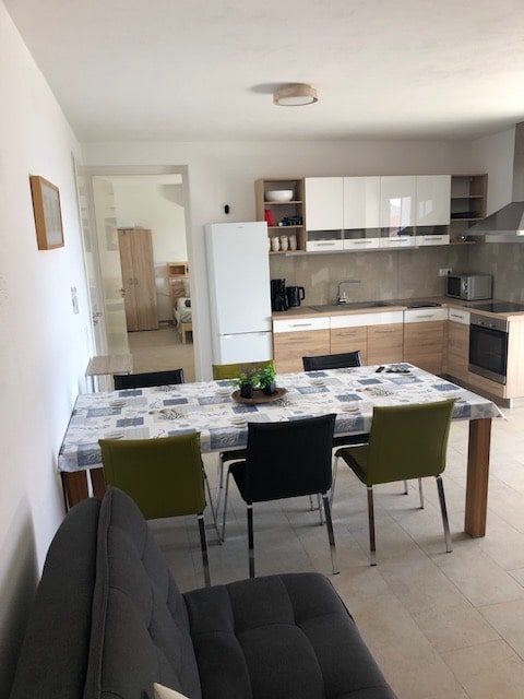 Rollstuhl-Urlaub: Esstisch  - DeltaS 2 - DeltaS Appartmani - Rollstuhl und Behindertengerechte Apartments Rab - Kroatien