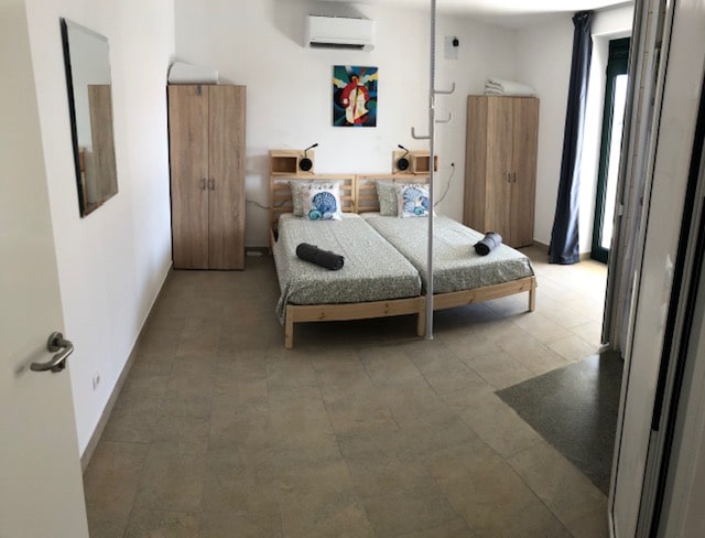 Rollstuhl-Urlaub: Schlaffzimmer mit 2 einzellbetten, wovon 1 Bett die Funktion als Pflegebett hat, elektrisch verstelbar - DeltaS 2 - DeltaS Appartmani - Rollstuhl und Behindertengerechte Apartments Rab - Kroatien