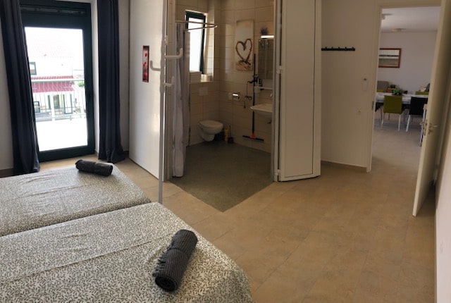 Rollstuhl-Urlaub: Schlaffzimmer 1 hat ein eigenes Badezimmer, was Rollstuhl gerecht ist - DeltaS 2 - DeltaS Appartmani - Rollstuhl und Behindertengerechte Apartments Rab - Kroatien