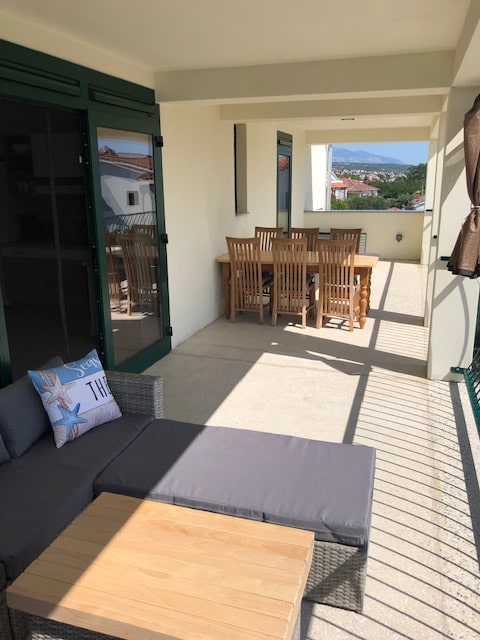 Rollstuhl-Urlaub: Terrasse an der Süd-West seite mit Sicht aufs Meer, auch mit aussentisch und Stühle - DeltaS 2 - DeltaS Appartmani - Rollstuhl und Behindertengerechte Apartments Rab - Kroatien