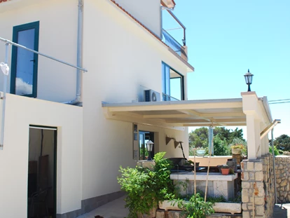 Rollstuhlgerechte Unterkunft - Unterkunftsart: Ferienhaus - Eingangsrampe - DeltaS Appartmani - Rollstuhl und Behindertengerechte Apartments Rab - Kroatien