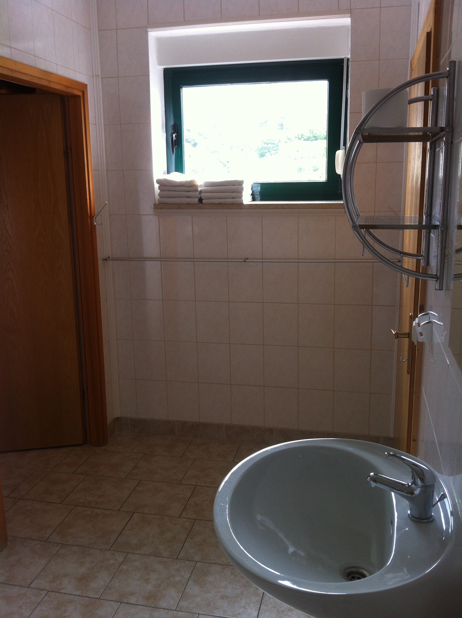 Rollstuhl-Urlaub: Badezimmer Studio-Apartment nr4 - DeltaS 1  - DeltaS Studios und Apartments - Rollstuhl und Behindertengerechte Studios und Apartments Rab - Kroatien