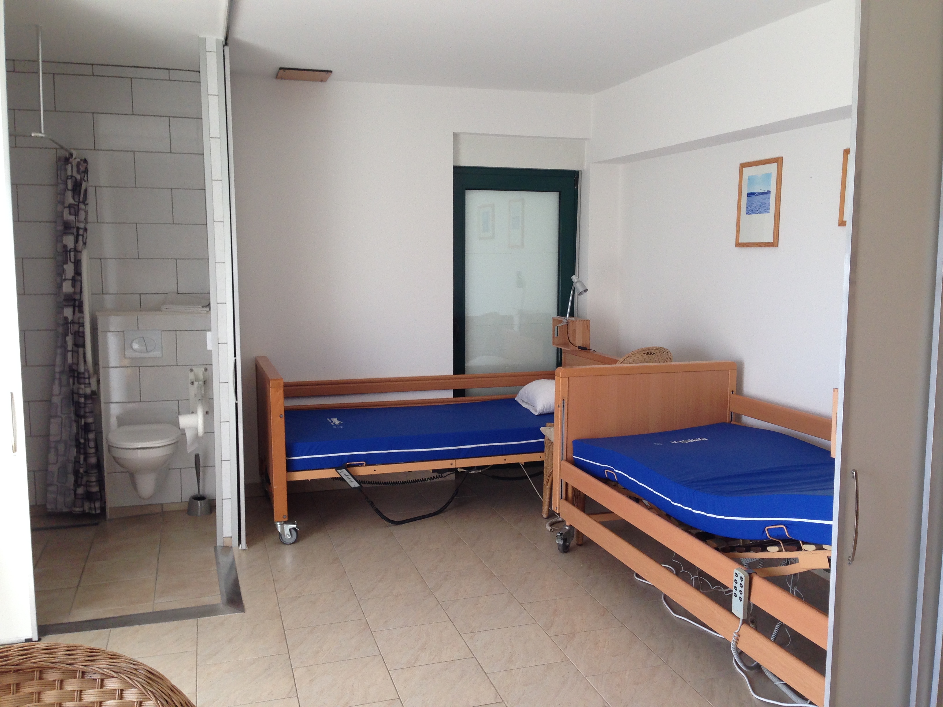 Rollstuhl-Urlaub: Schlaffzimmer Apartment nr8 - DeltaS 1  - DeltaS Studios und Apartments - Rollstuhl und Behindertengerechte Studios und Apartments Rab - Kroatien