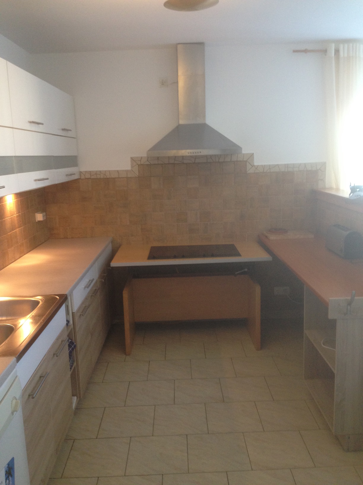 Rollstuhl-Urlaub: Küche mit unterfahrbare Kochplatte von Apartment nr8 - DeltaS 1  - DeltaS Studios und Apartments - Rollstuhl und Behindertengerechte Studios und Apartments Rab - Kroatien
