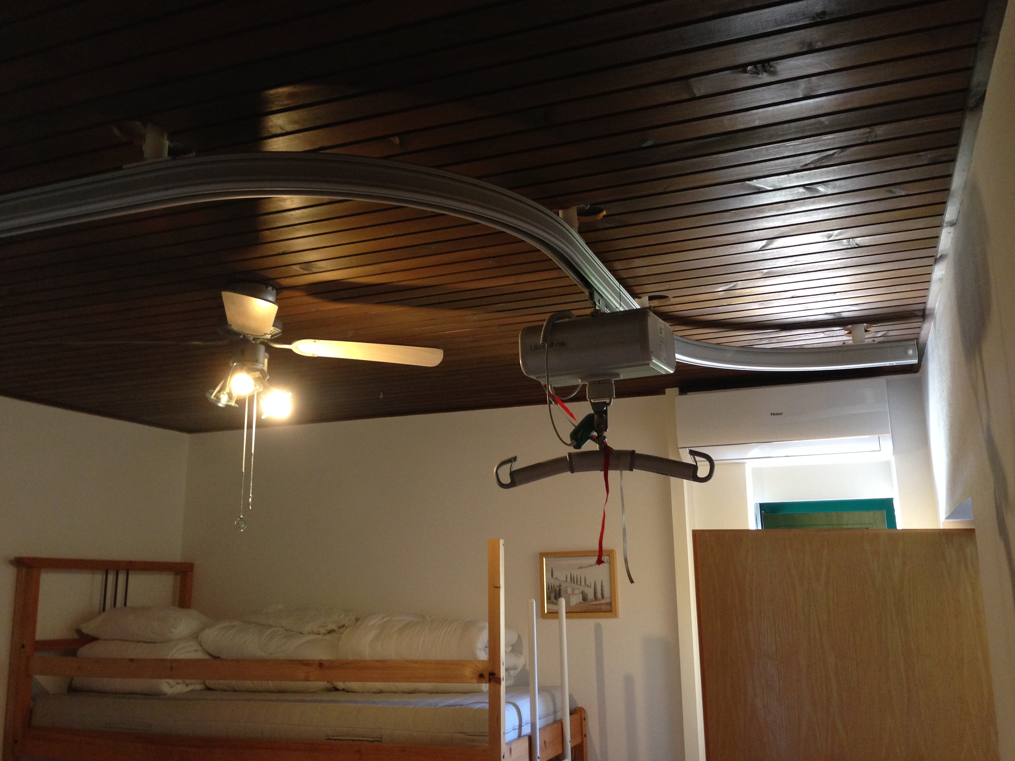 Rollstuhl-Urlaub: Deckenlifter in Studio-Apartment nr4, auch das Bad von dieses Studio-Apartment hat ein Deckenlifter - DeltaS Studios und Apartments - Rollstuhl und Behindertengerechte Studios und Apartments Rab - Kroatien