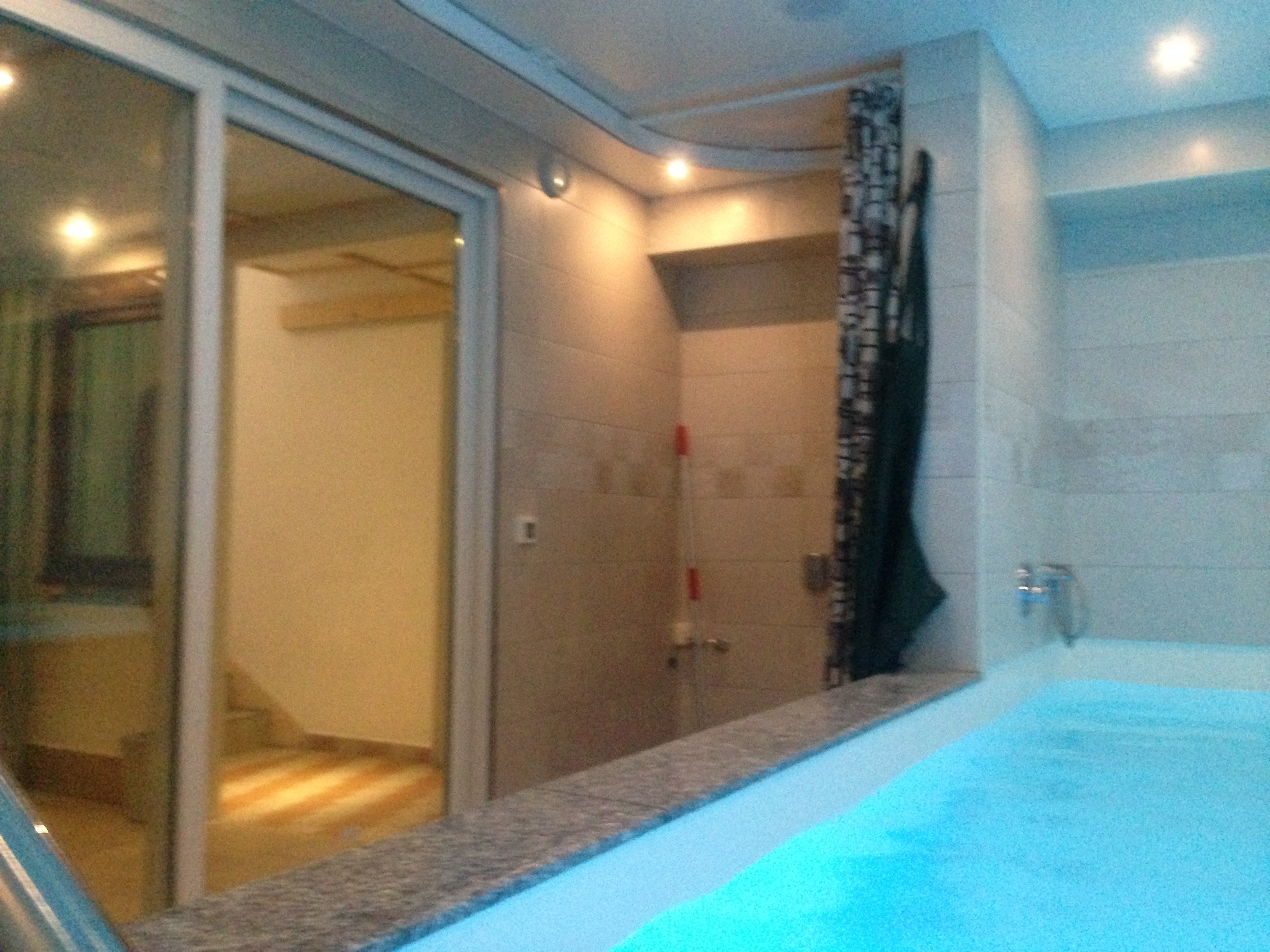 Rollstuhl-Urlaub: Von der Dusche kann man bis im Pool mit Hilfe vom Deckelifter - DeltaS 1 
 - DeltaS Studios und Apartments - Rollstuhl und Behindertengerechte Studios und Apartments Rab - Kroatien