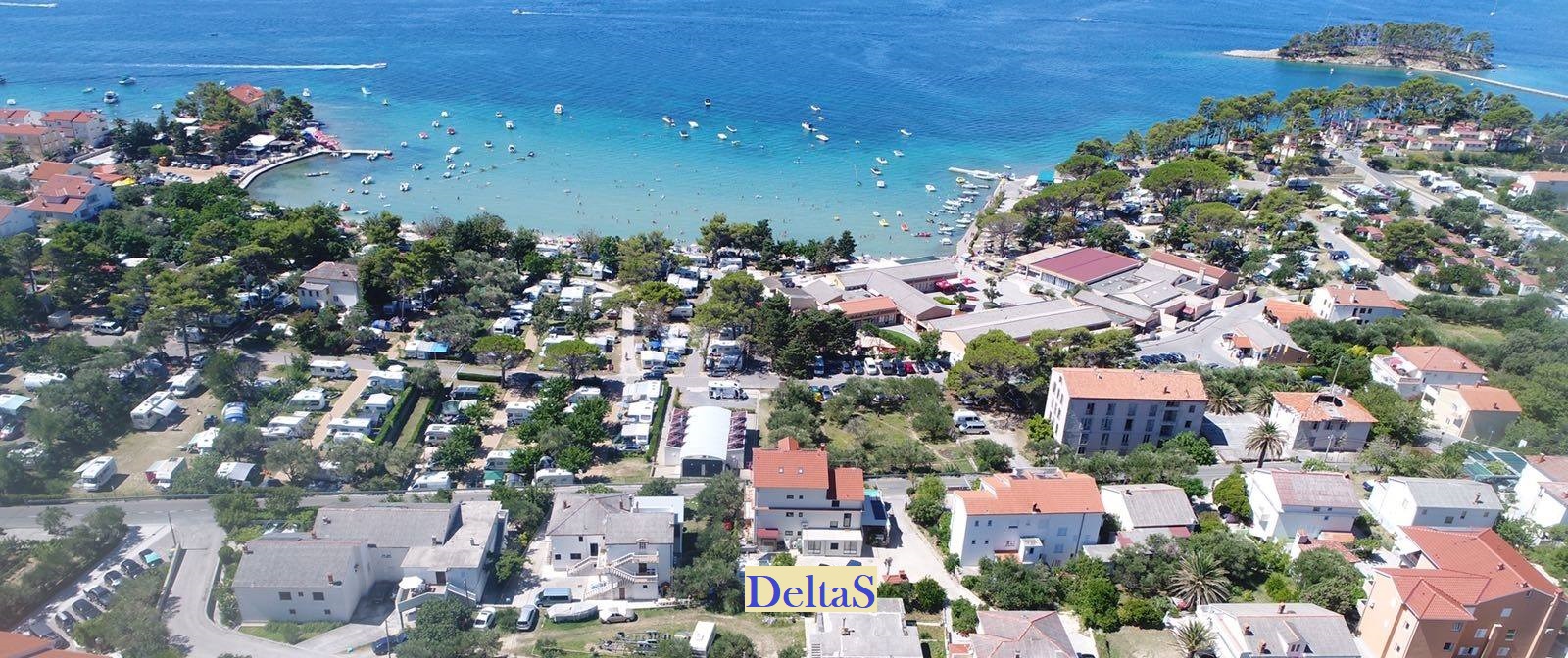 Rollstuhl-Urlaub: DeltaS Appartmani - Dronefoto - DeltaS Studios und Apartments - Rollstuhl und Behindertengerechte Studios und Apartments Rab - Kroatien