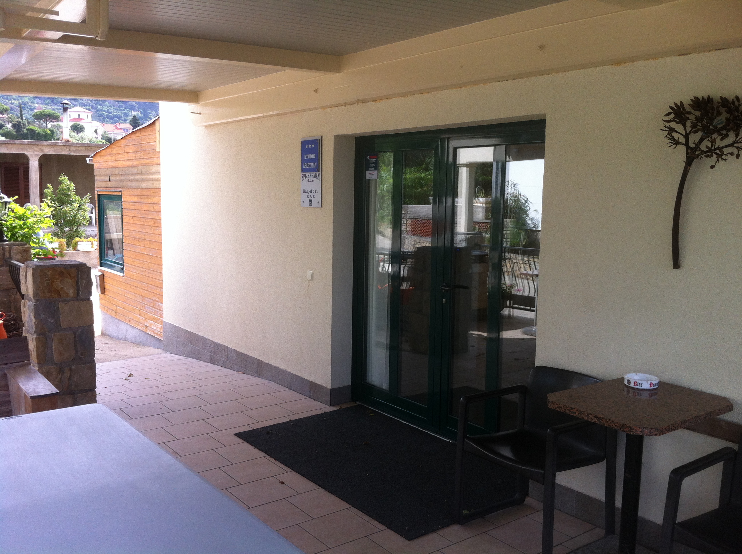 Rollstuhl-Urlaub: Eingangstür - DeltaS 1  - DeltaS Studios und Apartments - Rollstuhl und Behindertengerechte Studios und Apartments Rab - Kroatien