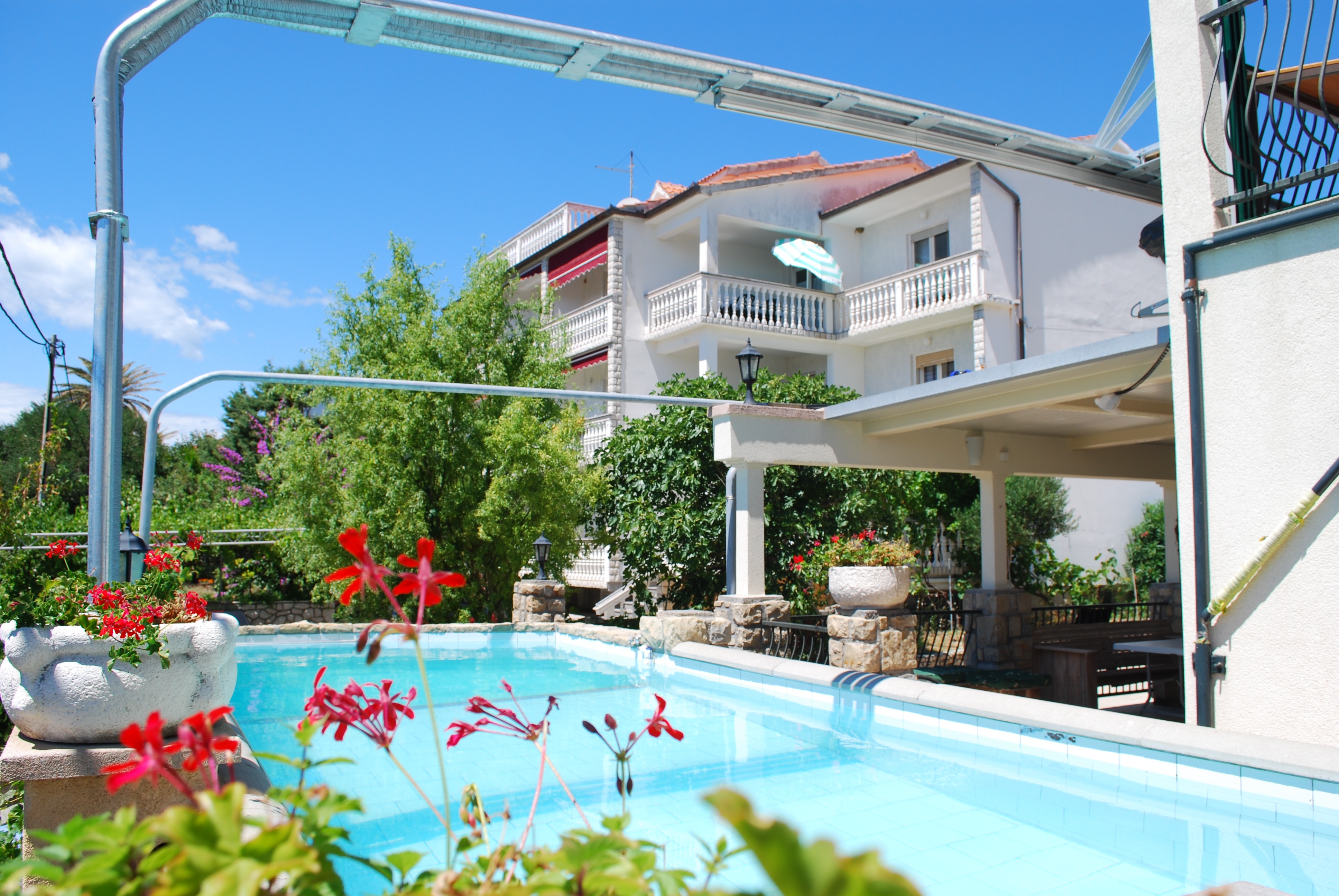 Rollstuhl-Urlaub: Aussenpool mit Deckenlifter - DeltaS 1  - DeltaS Studios und Apartments - Rollstuhl und Behindertengerechte Studios und Apartments Rab - Kroatien