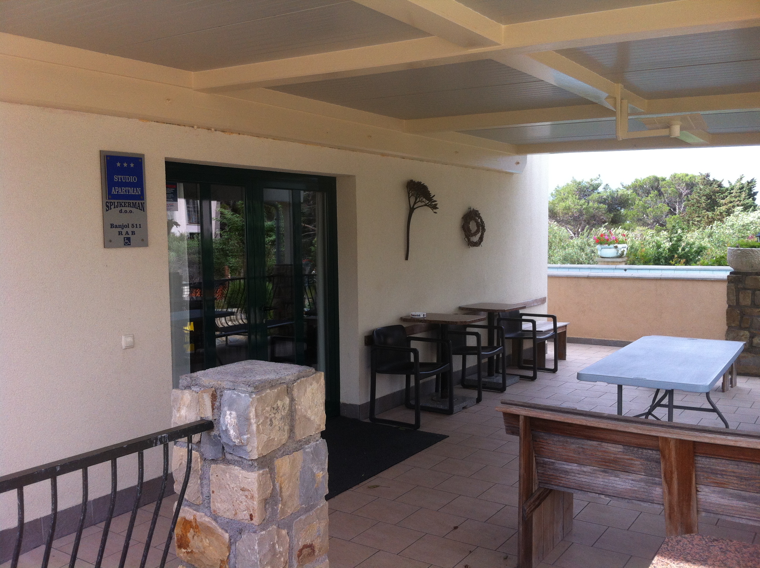 Rollstuhl-Urlaub: Terrasse bei der Eingangstür - DeltaS 1  - DeltaS Studios und Apartments - Rollstuhl und Behindertengerechte Studios und Apartments Rab - Kroatien