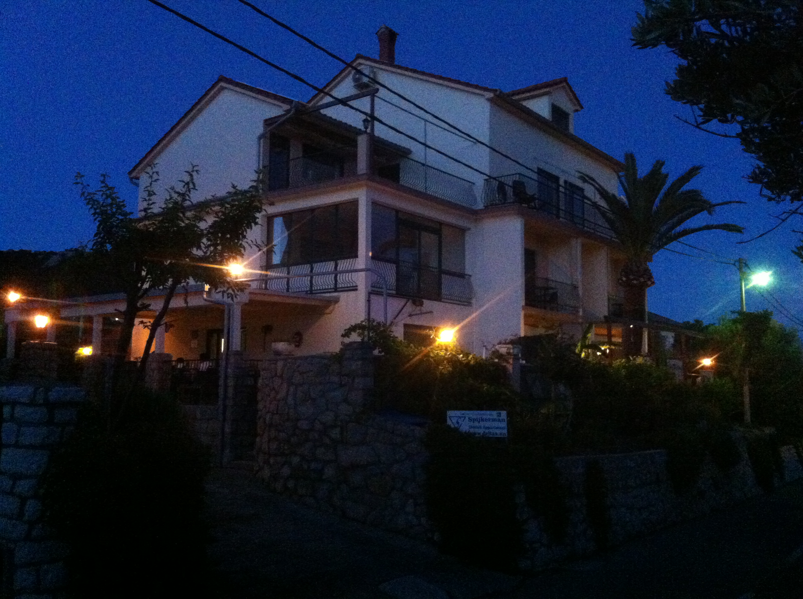 Rollstuhl-Urlaub: DeltaS Appartmani im Abendlicht - DeltaS 1  - DeltaS Studios und Apartments - Rollstuhl und Behindertengerechte Studios und Apartments Rab - Kroatien